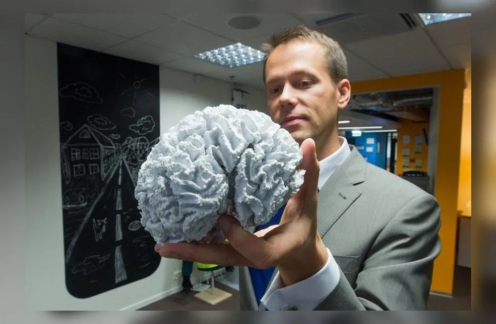 Alar Kolk holding a 3D print of his own brain